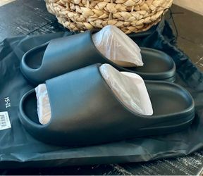 New YEEZY Slides Black or Fudge Size 11m & 12m