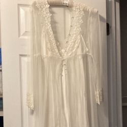 Sheer and satin nightgown with sheer and lace jacket to the four size large grade for wedding ensemble or négligée