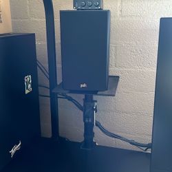 Polk Audio T15 speakers, Fosi Audio V1.0B mini amplifier, and desk-mounted speaker stands, without any speaker wires