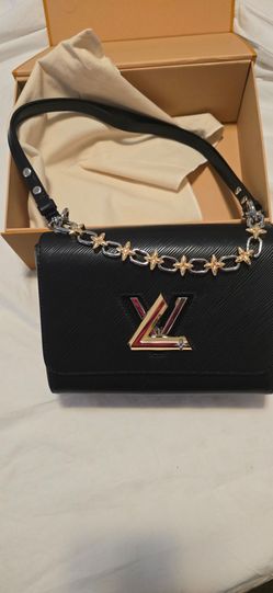 Brand: Louis Vuitton.

 Model: Twist MM.
