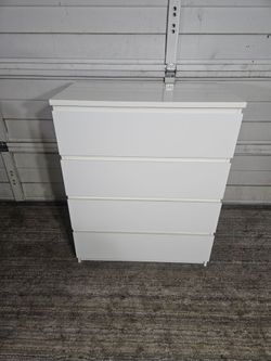 4-Drawer Dresser, Good Conditions 👍, White Glossy Color, Measurement: W 31.5" × D 19" × H 39.5" , Delivery Available For Fees It Depends On Distance