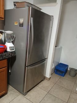 Whirlpool Modern stainless steel refrigerator with bottom freezer