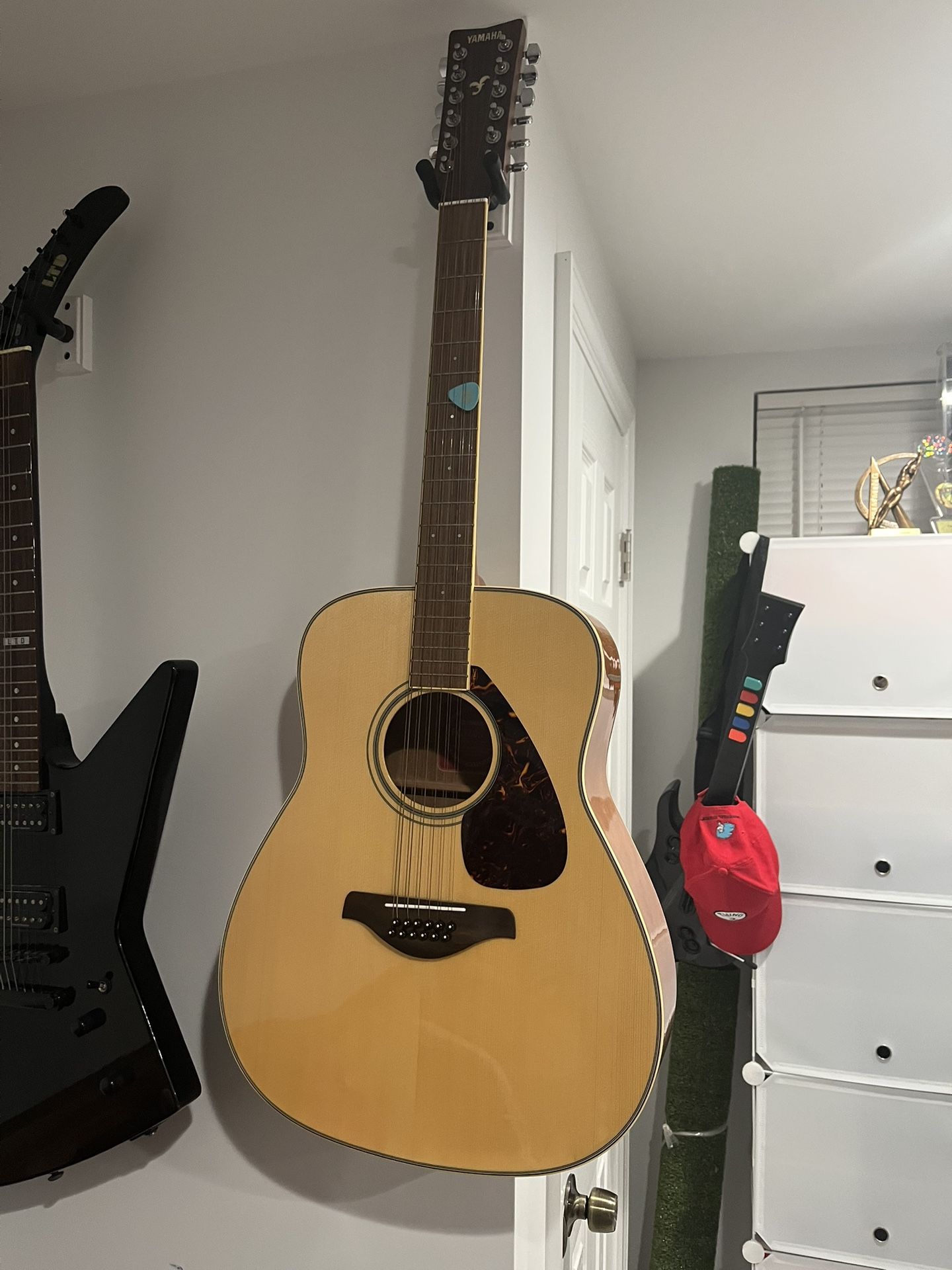 YAMAHA 12 STRING GUITAR