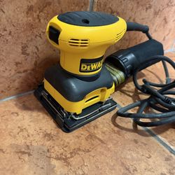 DeWalt Sander  D26441