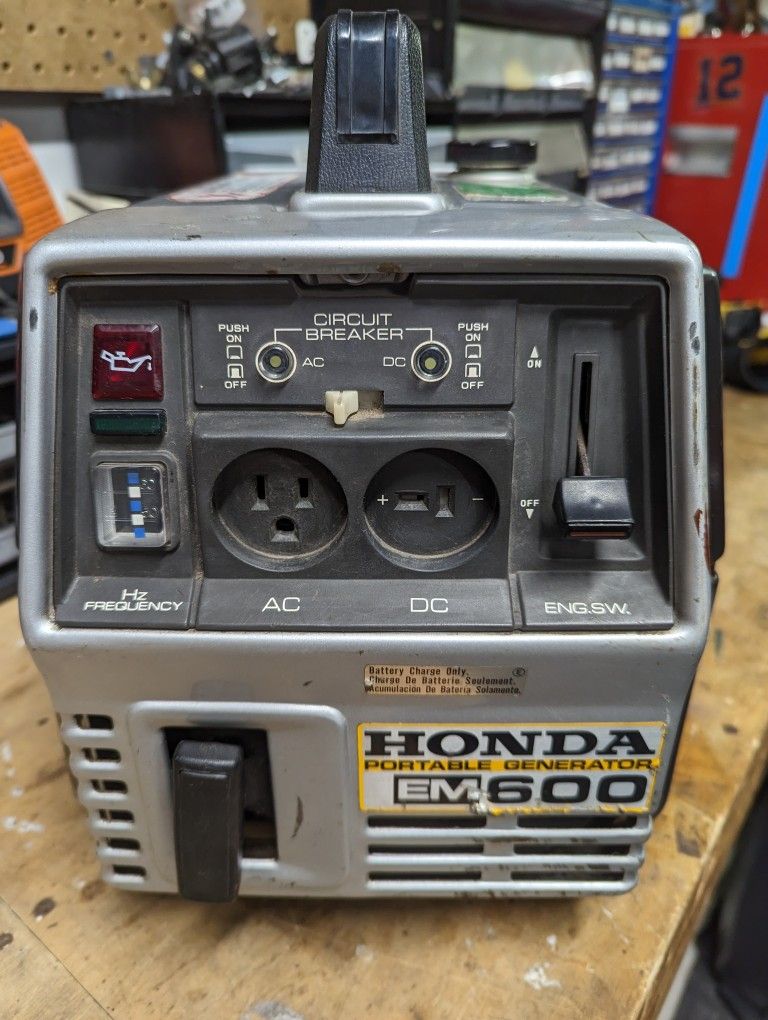 Vintage Honda EM600 Gas Generator 12V AC/DC for Sale in Maple Valley