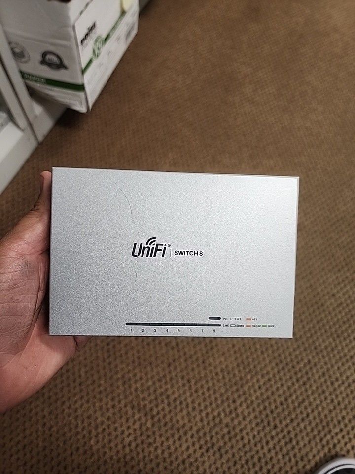 UBIQUITI UNIFI SWITCH 8 