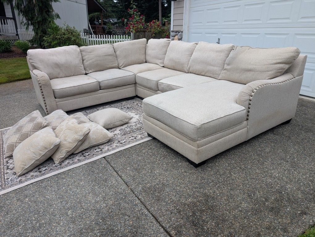 Nice Big Sectional Delivery Available 🚚