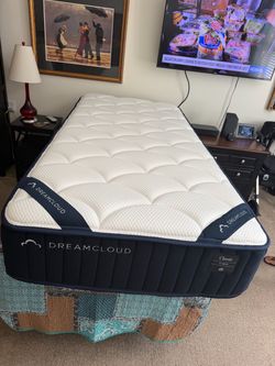 Like New Dreamcloud Classic Hybrid Twin XL Mattress
