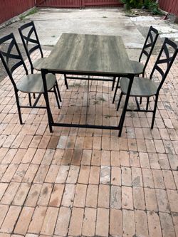 Comedor de 4 Sillas $75 Precio Firme