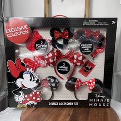 Disney Exclusive Collection Deluxe Accessory Set.