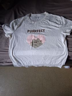 Beige base shirt with heart and cat