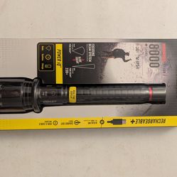 New Coast Xp46r 8000 Lumens led flashlight. w/ rechargeable battery