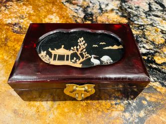 Vintage Beautiful wood lacquered Chinese jewelry box with carved diorama under glass