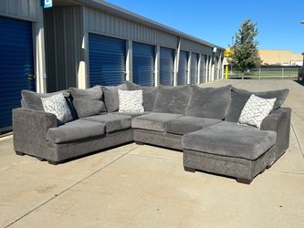 DELIVERY AVAILABLE 🚚🚛🚚 Super nice 3 piece reversible sectional