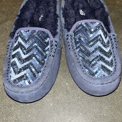UGG Woman’s Slippers Size 6 *** BRAND NEW***  NO BOX $25