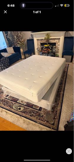 Queen mattress/box spring (like new)