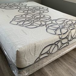 Queen Size Sky Comfort Bamboo Hybrid Cooling Gel Memory Foam Mattress and Boxspring 