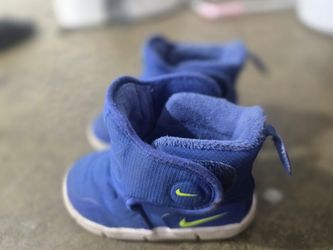 Nike sneakers size 6 toddler