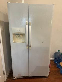 Refrigerator w/ ice machine