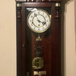 Howard  Miller Wallclock Model 612-221 Like New