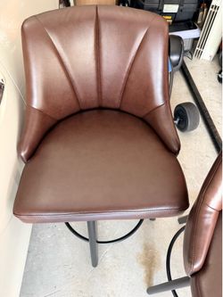 Beautiful swivel bar stool brand new (4) set