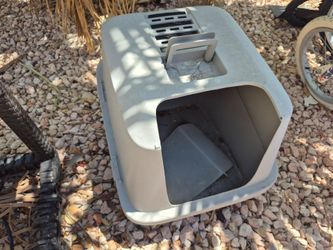 FREE! Cat bed & Cat litter box - pickup near spring mountain and rainbow