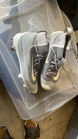 Nike Size 8 Baseball Cleats