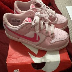 Nike Dunks Triple Pink 