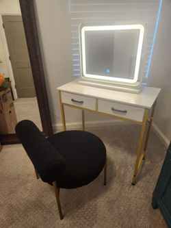 Girls Vanity with Lighted Mirror