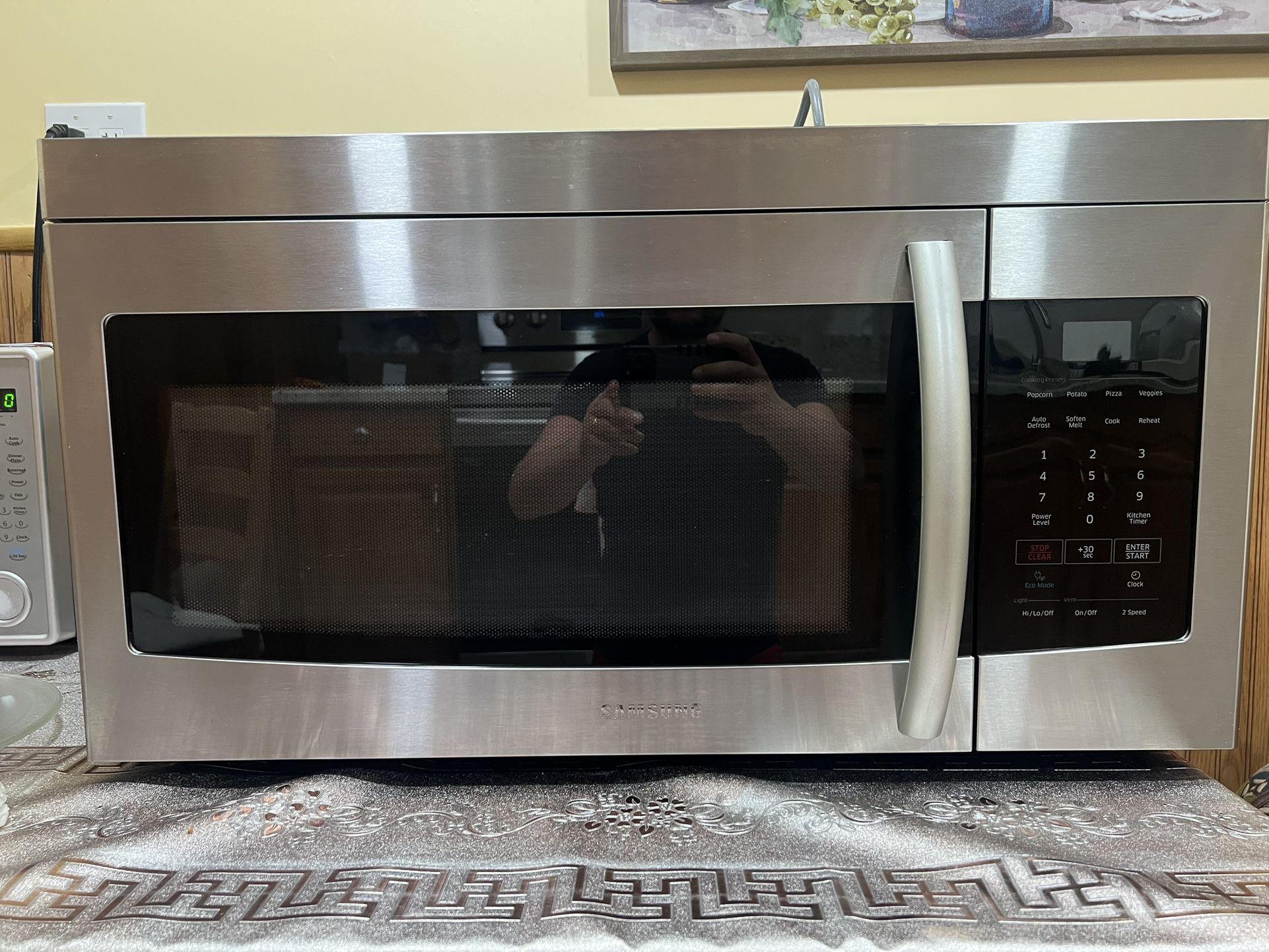 Samsung 1.6-cu ft 29.88-in Over-the-Range Microwave ( Stainless Steel )