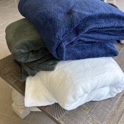 3 Fleece Blankets 
