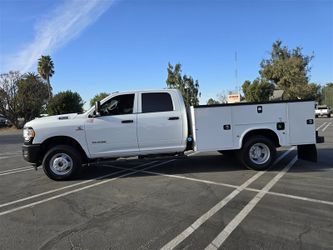 2022 Ram 3500 Crew Cab & Chassis UTILITY 6.7L Cummins 4-wheel drive,ONLY 17K MILES!