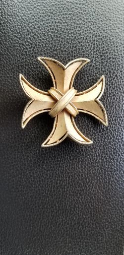 Gold tone brooch trifari