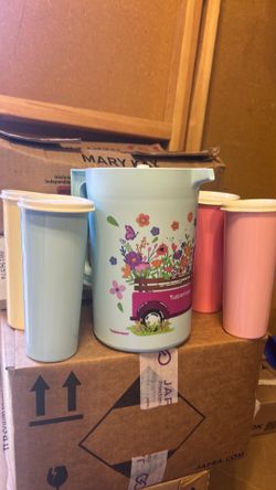 Set de jarra de dos litros y cuatro Vasos de Casi Medio Litro todos Por 20 Nuevos de Tupperwere