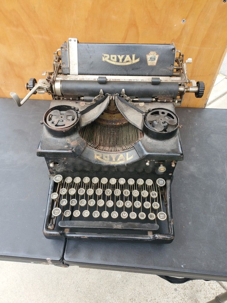 1919 Royal 10 typewriter 4 beveled glass
