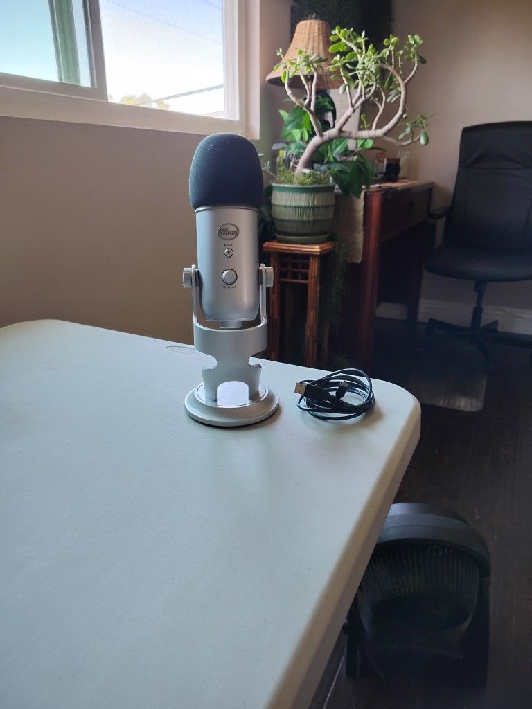 Logitech Blue Yeti USB Microphone