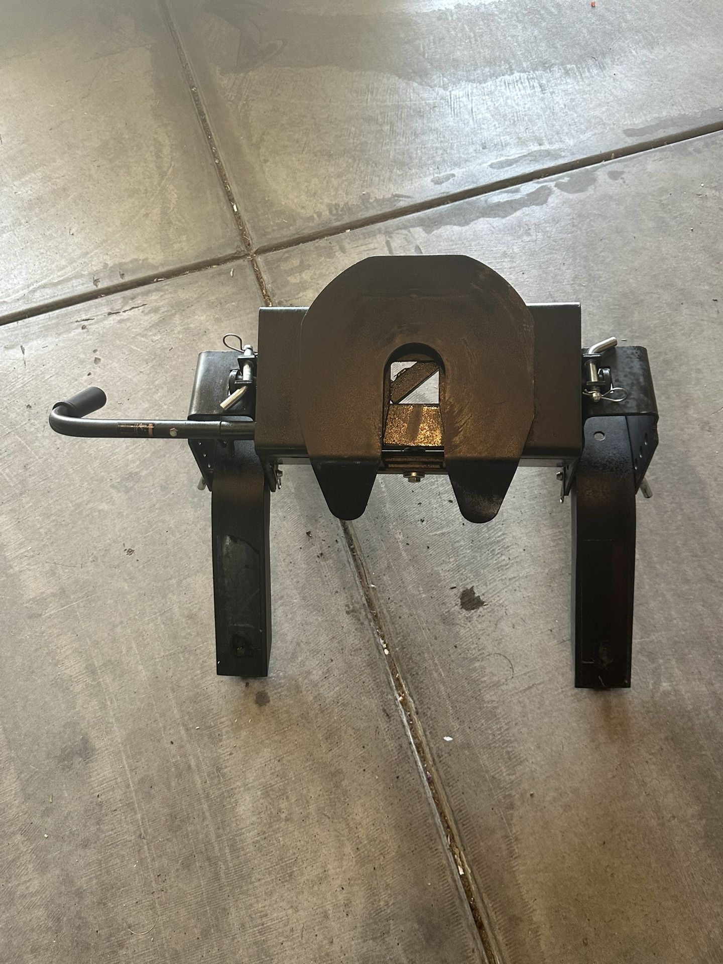 Curt E16 5th Wheel Trailer Hitch - Slide Bar Jaw - 16,000 lbs