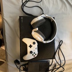 Xbox One Console/Controller/Headset Bundle Great Condition, No Issues HMDI Incl.