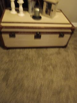 Living Room Set All 4 Pices 5 Months Old Asking 700 Obo