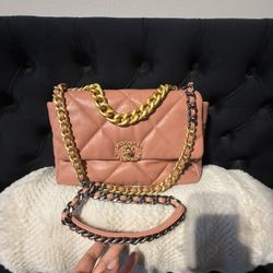 CHANEL Medium 19