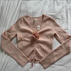 Pink Aerie cardigan with flower detail in the middle and optional scrunching - women’s M