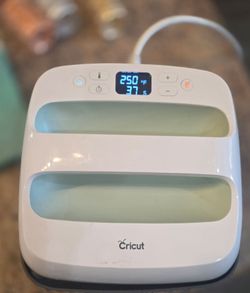 Cricut EasyPress Heat Press Machine with Crafting Bundle