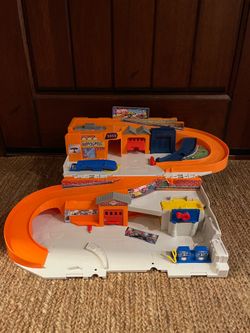 Hot Wheels Sto and Go Interactive Portable Playset