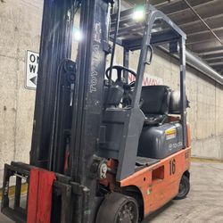 TOYOTA M7 forklift 3500 lb, 3 stage, side shift 