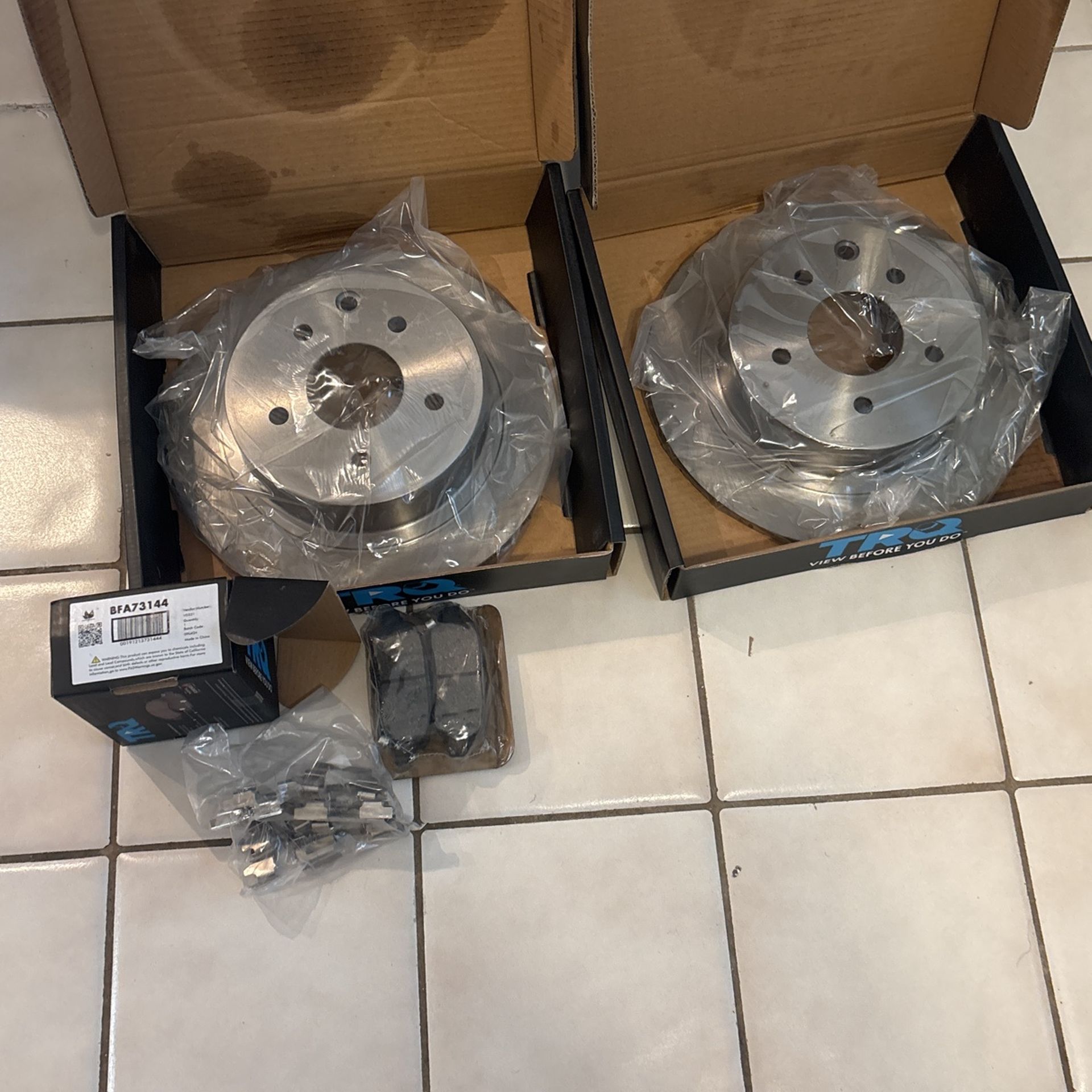 TRQ Front Brake Pad Kit Compatible With 2008 Through 2010 Infiniti QX 56 2008 2011 Nissan TITAN