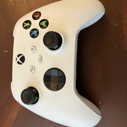 Xbox Controller ( DOESNT HAVE BACK BATTERY THINGY)