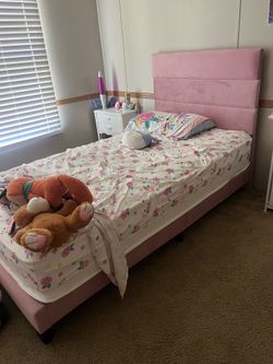 Girls twin bedframe with headboard Girls twin bedframe with headboard
