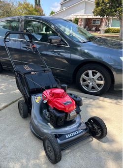 Honda HRC 216 hydrostatic transmission Commercial Lawn Mower 2 blades In Very Good Condition runs perfect starts at first pull it has new filter New B