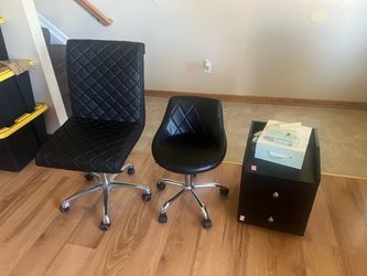 2 chairs & little dresser