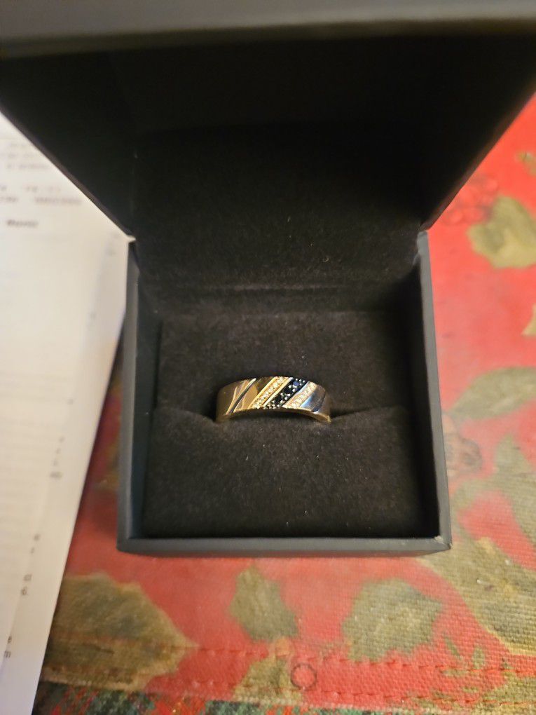 Men's 10k Diamond Gold Wedding Ring. 6mm